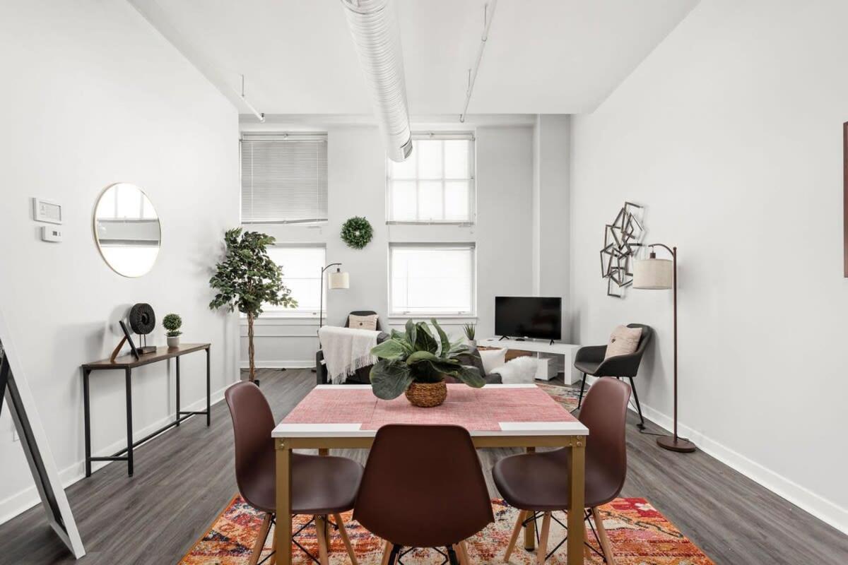 Modern Downtown Apartment 2Br 2Ba By Cozysuites Indianapolis Eksteriør billede