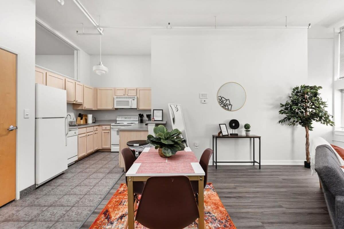 Modern Downtown Apartment 2Br 2Ba By Cozysuites Indianapolis Eksteriør billede