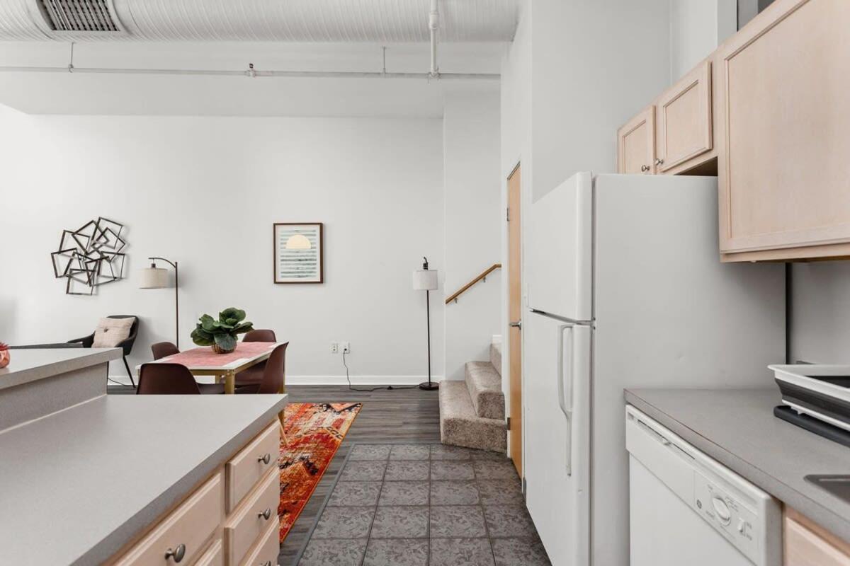 Modern Downtown Apartment 2Br 2Ba By Cozysuites Indianapolis Eksteriør billede
