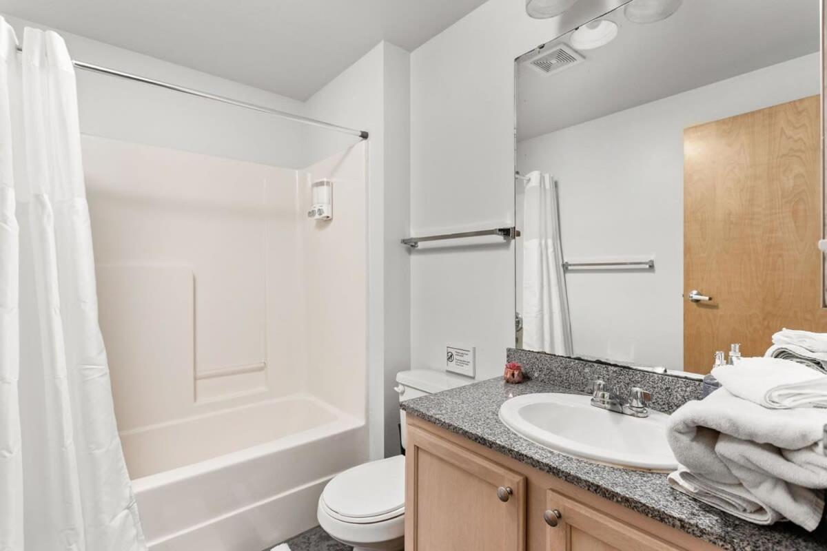 Modern Downtown Apartment 2Br 2Ba By Cozysuites Indianapolis Eksteriør billede