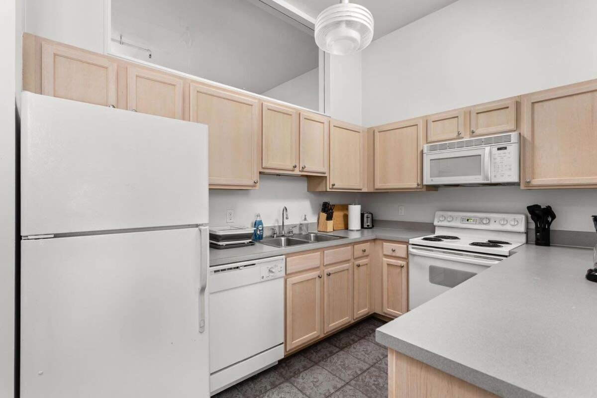 Modern Downtown Apartment 2Br 2Ba By Cozysuites Indianapolis Eksteriør billede